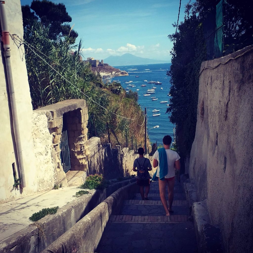 Buongiorno da #Napoli e buon weekend a tutti.

Scalinatella longa longa che porta in Paradiso.