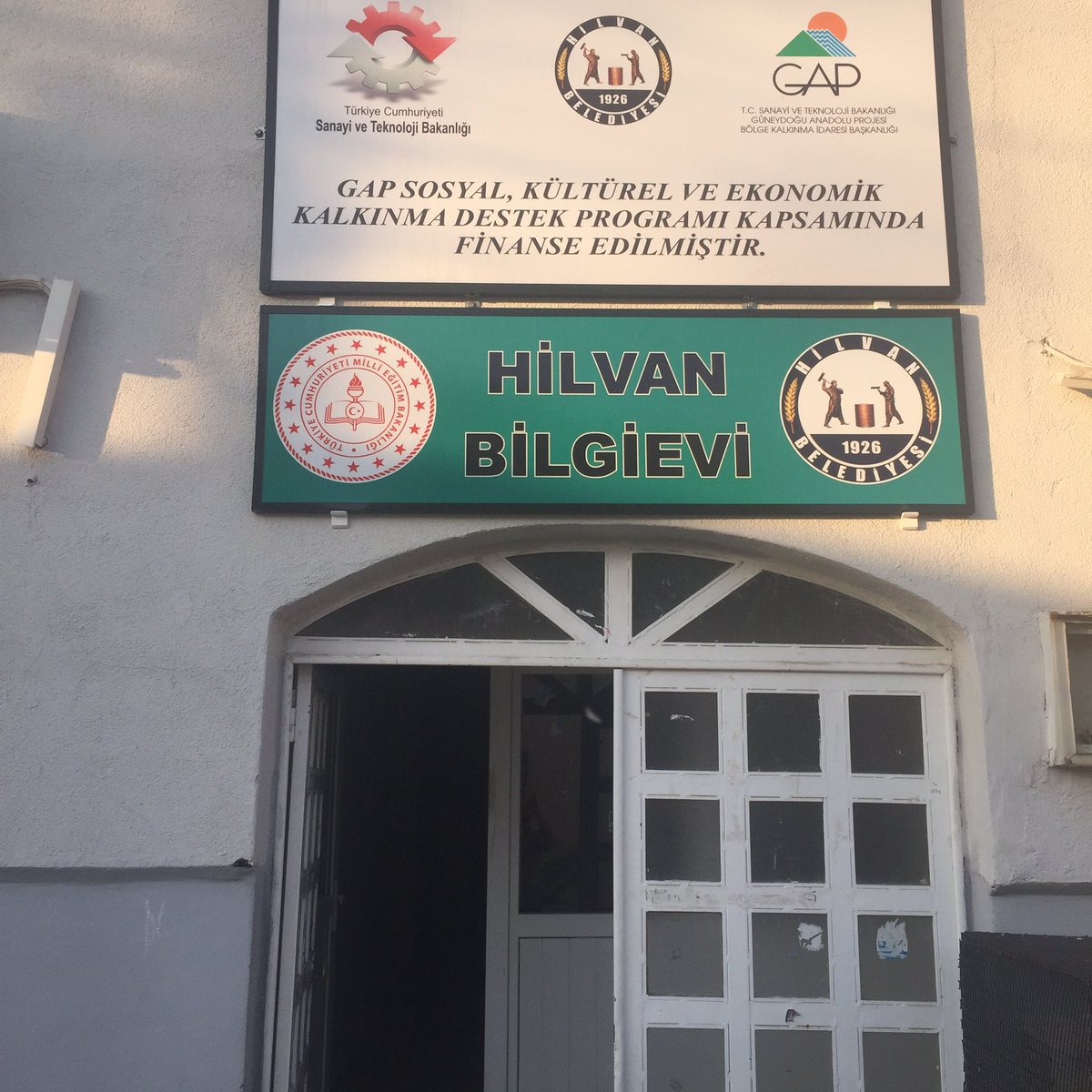 EviHilvan's tweet photo. Sevgili öğrenciler, 23 Eylül Pazartesi saat 08.00’de sizi bekliyoruz. @ziyaselcuk @Abdullah_Erin47 @mehmetnezirg @fduman27 @UrfaMem @aslanalibayik @Sikak_Ali @orhanbebe1 @ZiyaAkel @gmcidir @gap_idaresi @HilvanIlceMEM https://t.co/tG2dxW2srj