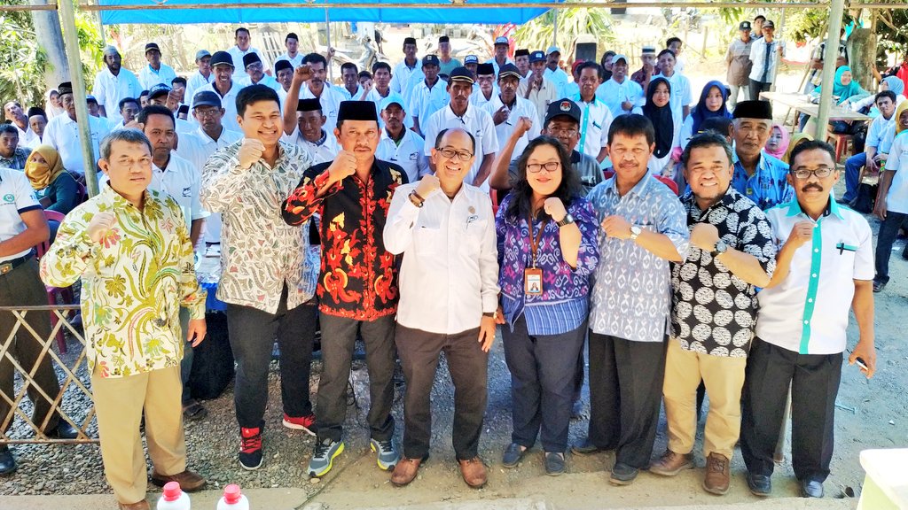 BPPT_RI's tweet photo. BPPT laksanakan salah satu dari #7PeranBPPT, yakni #DiseminasiTeknologi pemanfaatan bahan baku lokal untuk produksi pupuk hayati organik (PHO) di Desa Biru, Kec. Kahu, Kab. Bone, Sulsel. (20/09)
#BPPTSolidSmartSpeed https://t.co/5L7vV8CAjJ