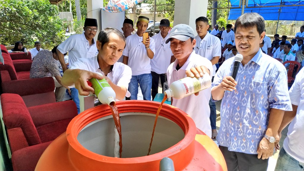 BPPT_RI's tweet photo. BPPT laksanakan salah satu dari #7PeranBPPT, yakni #DiseminasiTeknologi pemanfaatan bahan baku lokal untuk produksi pupuk hayati organik (PHO) di Desa Biru, Kec. Kahu, Kab. Bone, Sulsel. (20/09)
#BPPTSolidSmartSpeed https://t.co/5L7vV8CAjJ