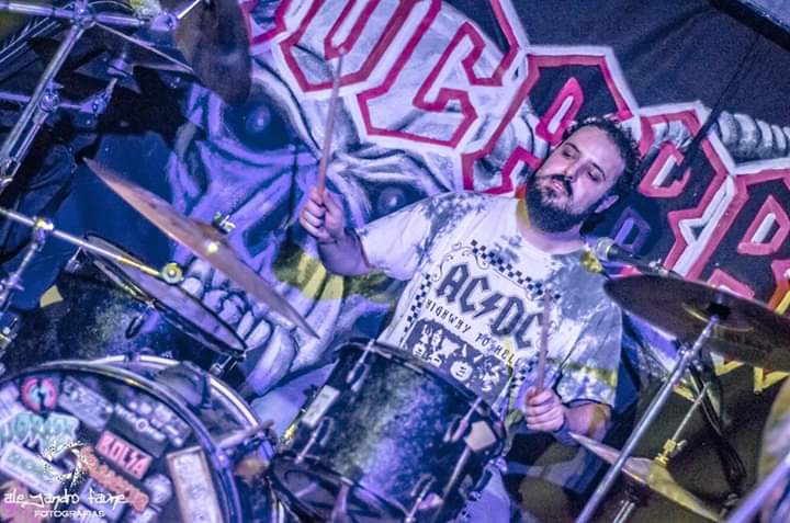 AlejandroFaune's tweet photo. @FosilRockArg en el festejo de los 10 años de macho cabrío 📷🎶🍻 https://t.co/yjtpk8ZURP