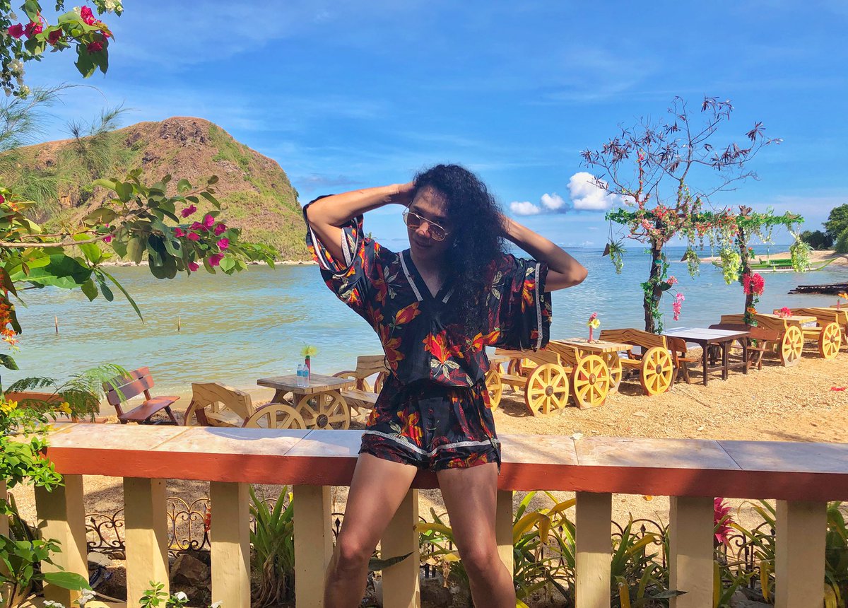 rhamzilin's tweet photo. After every storm, the sun always shines.🌤 di ko alam kung pano eto connected sa picture pero gusto ko lang talgang maipost balakayojan.🙄
.
.
.
#smize #fierce #androgynous #model #mararison #island #antique #philippines https://t.co/Z2LE6B4Som