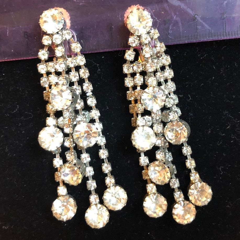 4SweetK1's tweet photo. Excited to share the latest addition to my #etsy shop: Dangling Bling Earrings Clip Ice Colored Crystal Rhinestone Vintage Silver Toned Metal Earrings 1950s
#jewelry #earrings #weddingearrings #vintageearrings #bridalearrings #chandelier #shoulderduster https://t.co/QAsqlfQCGY https://t.co/0uOFGjRNpf