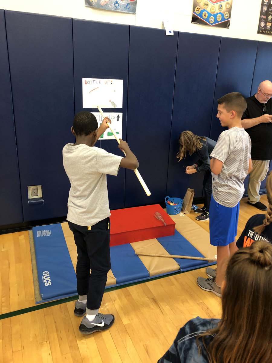 6thgradeLE's tweet photo. Such a great night for the Back to School Bash! 6th graders enjoyed setting up and working the games tonight for our LE families! Thank you to @LESPFO for a great event! https://t.co/FyASckgEJF