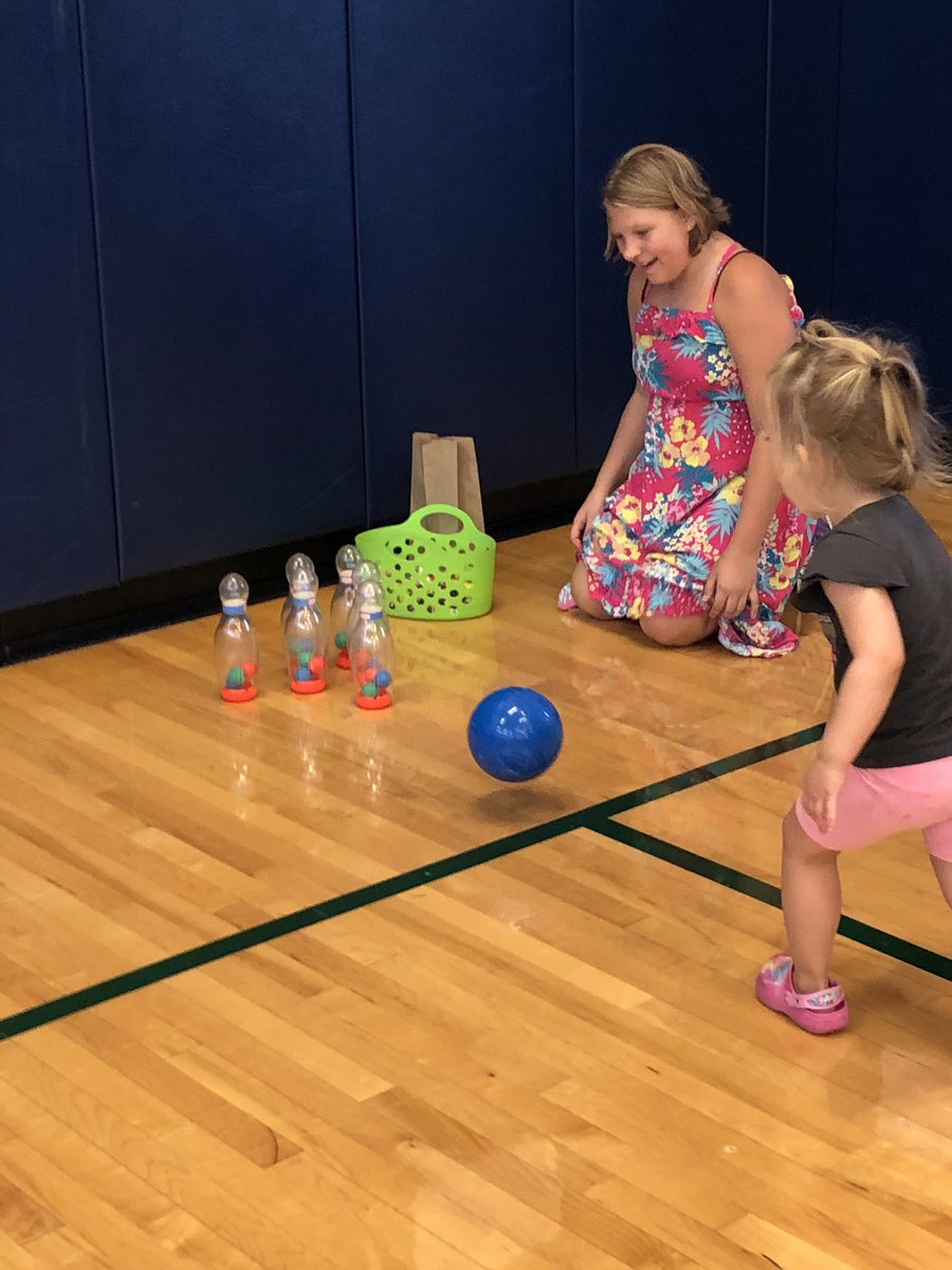 6thgradeLE's tweet photo. Such a great night for the Back to School Bash! 6th graders enjoyed setting up and working the games tonight for our LE families! Thank you to @LESPFO for a great event! https://t.co/FyASckgEJF
