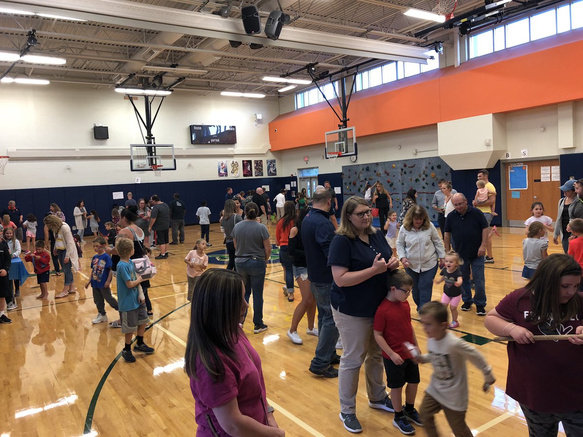 6thgradeLE's tweet photo. Such a great night for the Back to School Bash! 6th graders enjoyed setting up and working the games tonight for our LE families! Thank you to @LESPFO for a great event! https://t.co/FyASckgEJF