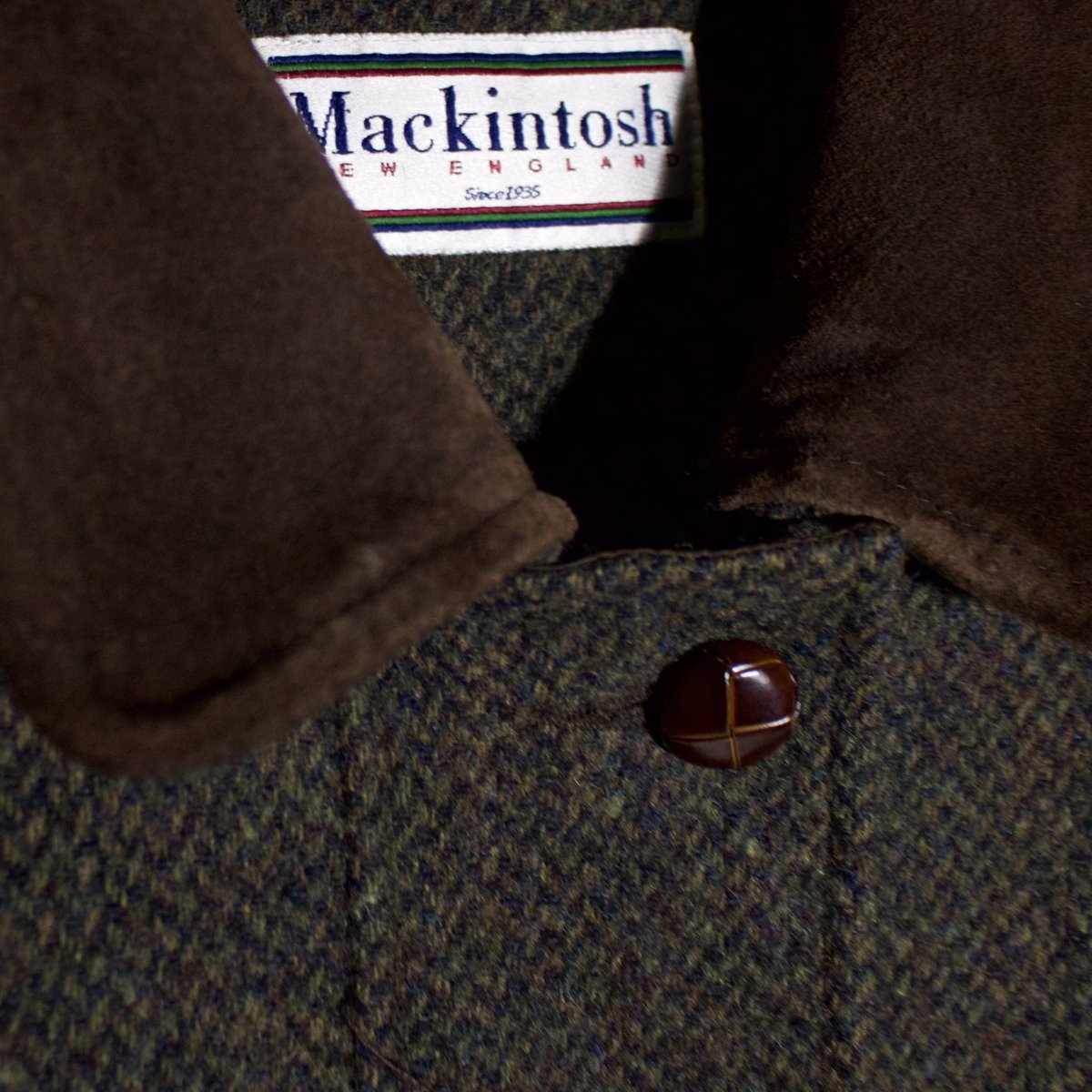 doluke_tokyo's tweet photo. MACKINTOSH Wool Switching Blouson

英国を代表する言わずと知れた老舗ブランド『 マッキントッシュ 』

ウールの生地感や着丈バランス、スエード切り替えにくるみボタン

拘りが詰まっているが収まりは良く、老舗ブランドのどっしりと構える風格を着て感じ取って頂きたいです

#DoLuKE https://t.co/YvzK5oecjm