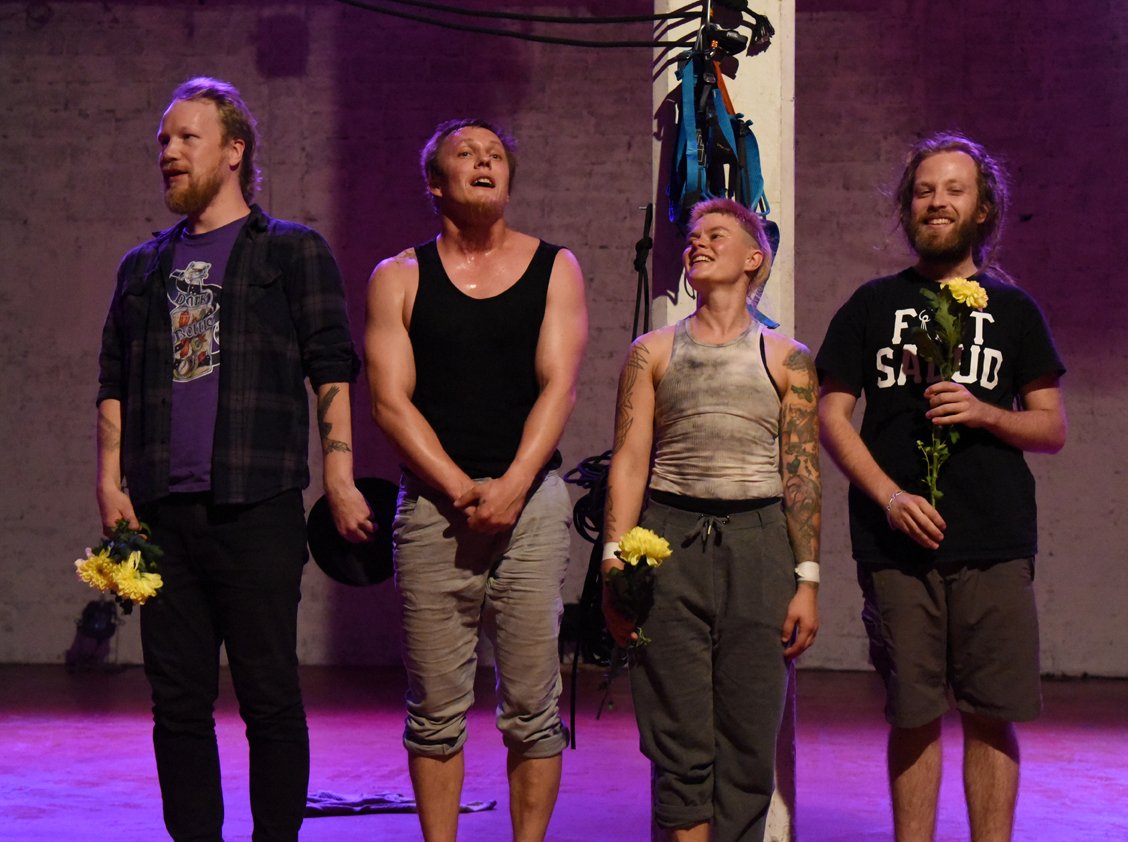 #barkerteatteri
Drops of Symbiotic Interactions viimeinen esitys tänään 21.9. klo 19.📷Reino Koivula #sirkus #tanssi #taide #fyysinen #teatteri #esitys #kissmyturku #turku