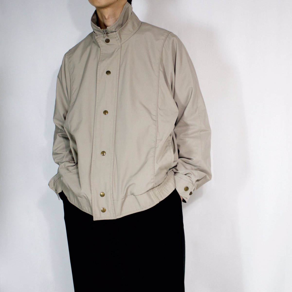 doluke_tokyo's tweet photo. LONDON FOG Design Blouson

ジップアップとスナップボタンの二重構造は防寒性にも優れ、これからの時期は首回りで、レイヤードの想像を掻き立てられます

素材感や色味も相まって、クリーンな印象だが、どこか少し癖のある羽織は最も重宝する一着ですね

#DoLuKE https://t.co/ZpeUzzSqbk