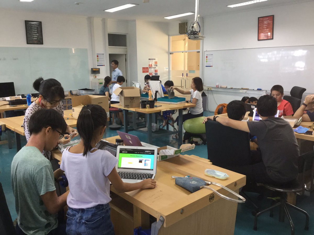 Mari Membangun! Gets underway with <a href="/microbit_edu/">Micro:bit Educational Foundation</a> <a href="/Makedo/">Makedo</a> and @TuringTumble on the menu! Kids and parents building making and coding together, @bsjjkt #morethanaschool #bsjinspires <a href="/ict4school/">Joseph Whittaker</a>