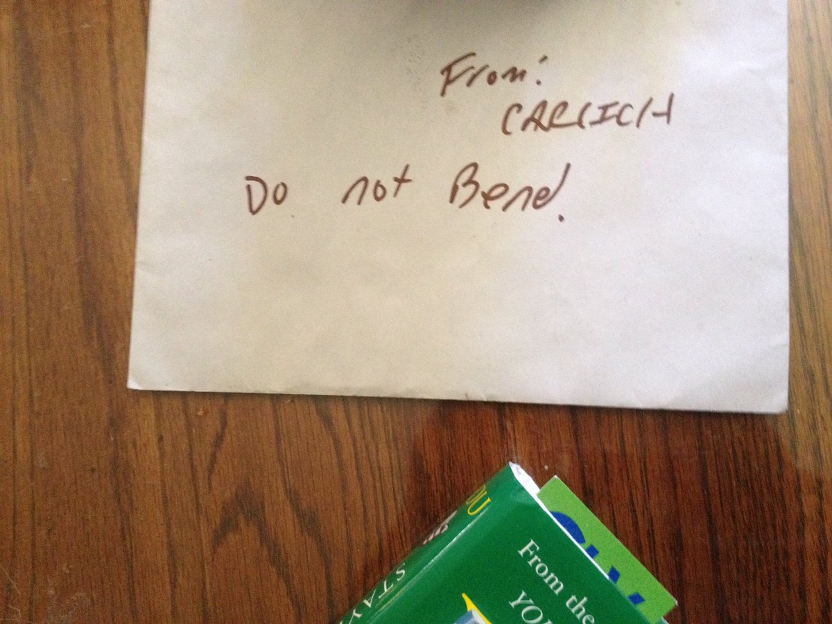 DailySeiny's tweet image. Just crease, crumple, cram. You’ll do fine. #Seinfeld #DailySeiny #HelloNewman