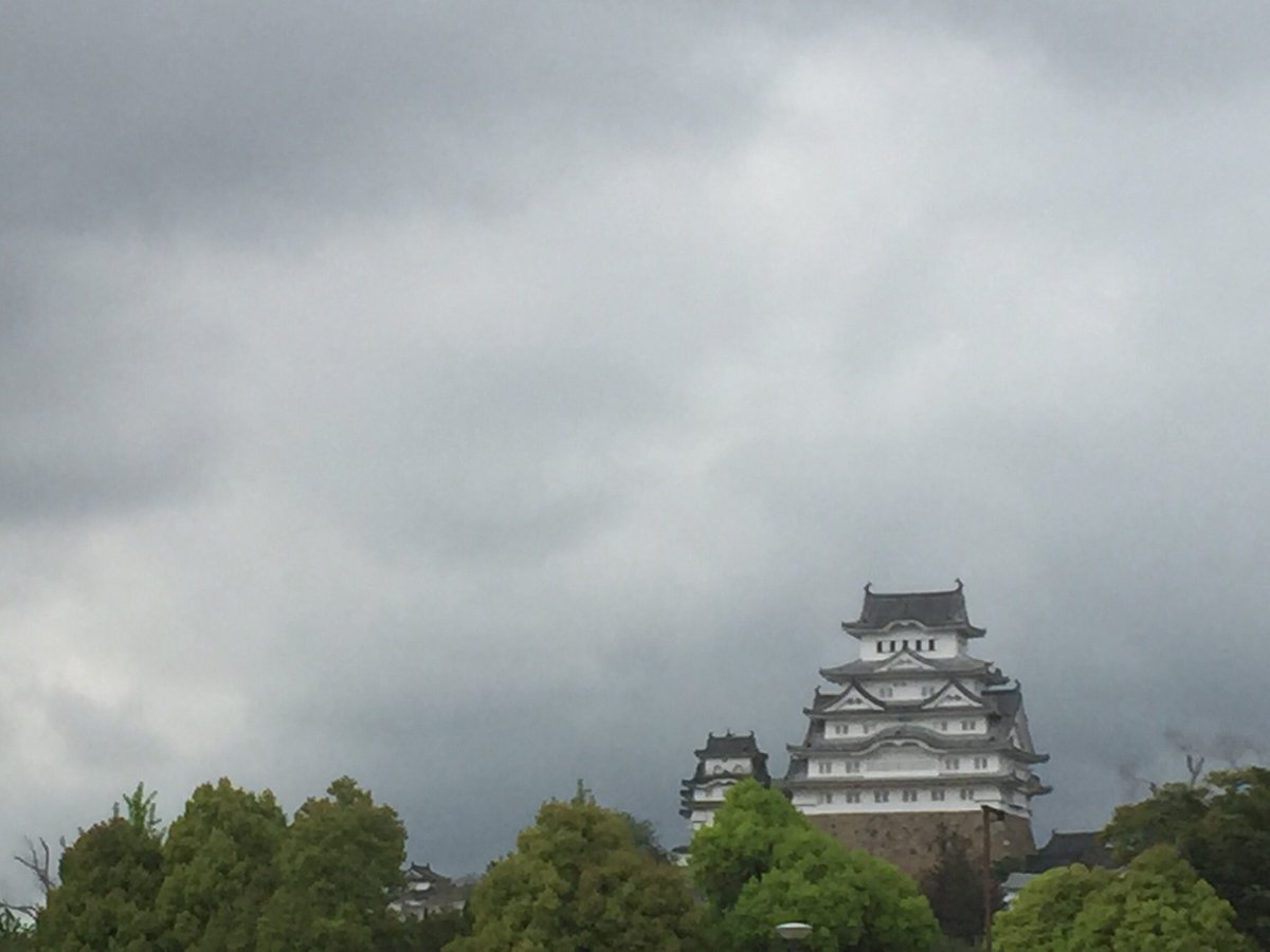 平雅之 日本 西日本 姫路の天気は天気予報では雨が降らないち 予想されていても 一時的に激しい雨が1日1回降る 必ず この雨を なんとゆうのか知らんけど 姫路城に来る外人さんは傘を持参しておくと 気持ちよく姫路城を見学できるのではないかと思う