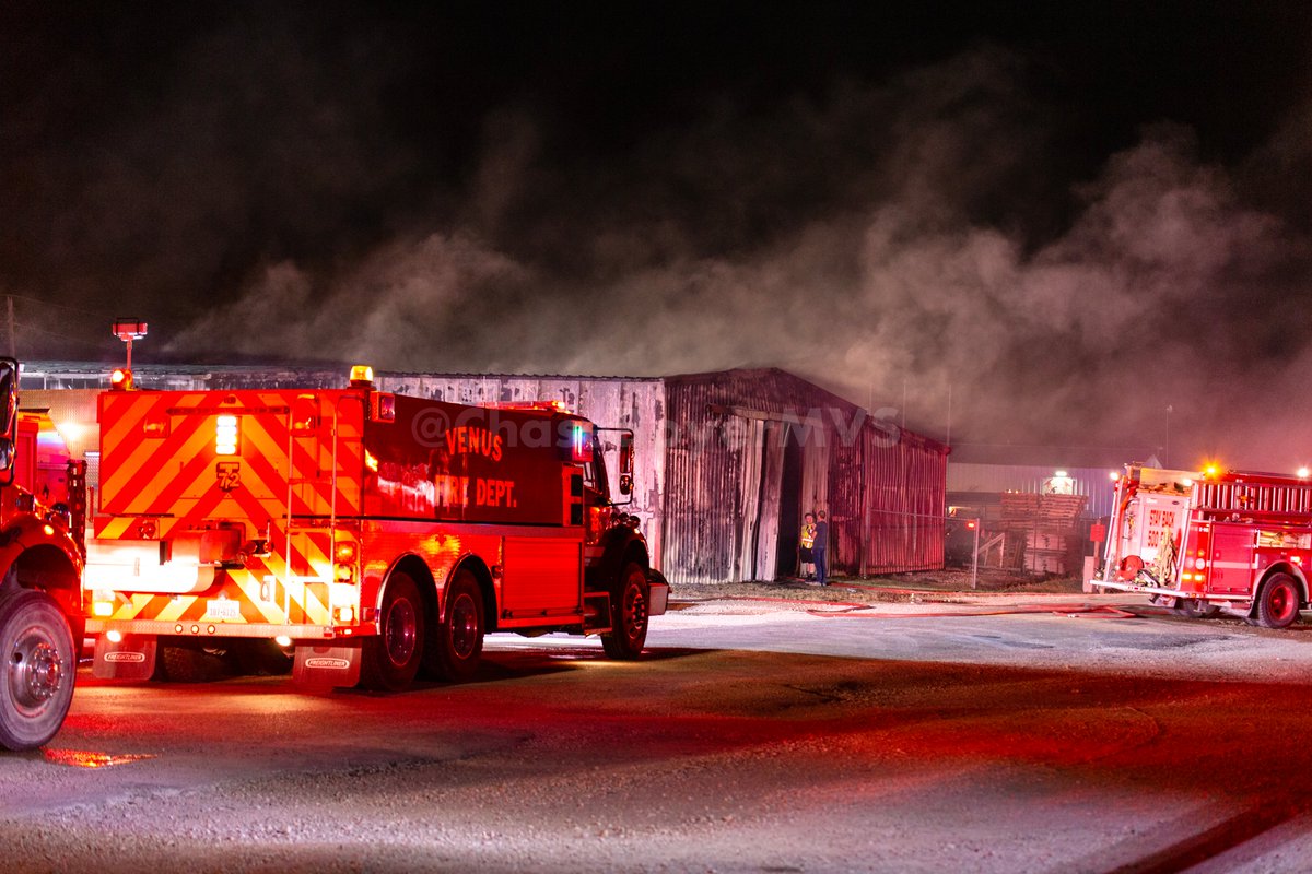newsphotogchase's tweet photo. A few photos from last Friday night's 3 alarm warehouse fire in Downtown #GrandviewTX. Video here: https://t.co/jrckPFGk7r #MetroVideoServices #MVSDFW #DFWNews #TexasNews #TXNews https://t.co/lt8UrY8gcc