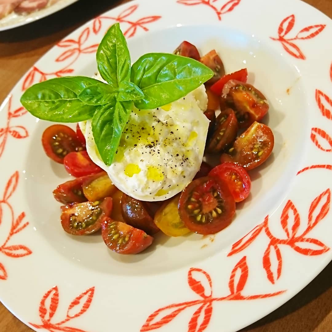 高円寺ウシータ バータイムはじめました 土曜日です ランチ 昼呑みばっちこいです とろける美味しさのブラータ チーズのカプレーゼは ブラータが丸ごと1個乗っかって 1 000というびっくり価格でございます T Co Aelxvjkwhm