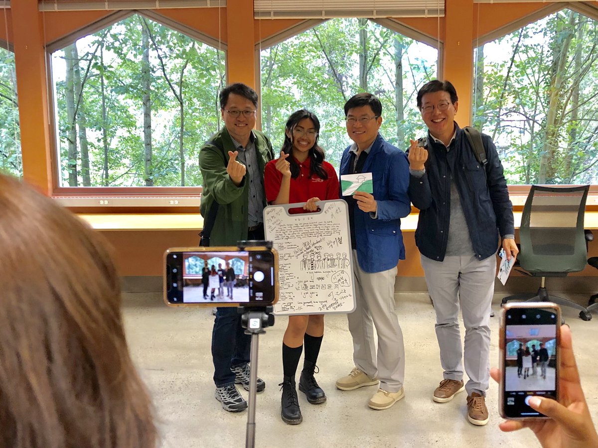 hallealejandro's tweet photo. Thank you to our visitors from the Gyeonggi province for visiting us!! I hope you guys enjoyed our presentations and art work. I would also like to thank you all for signing my board. https://t.co/GwpDUq3I6G