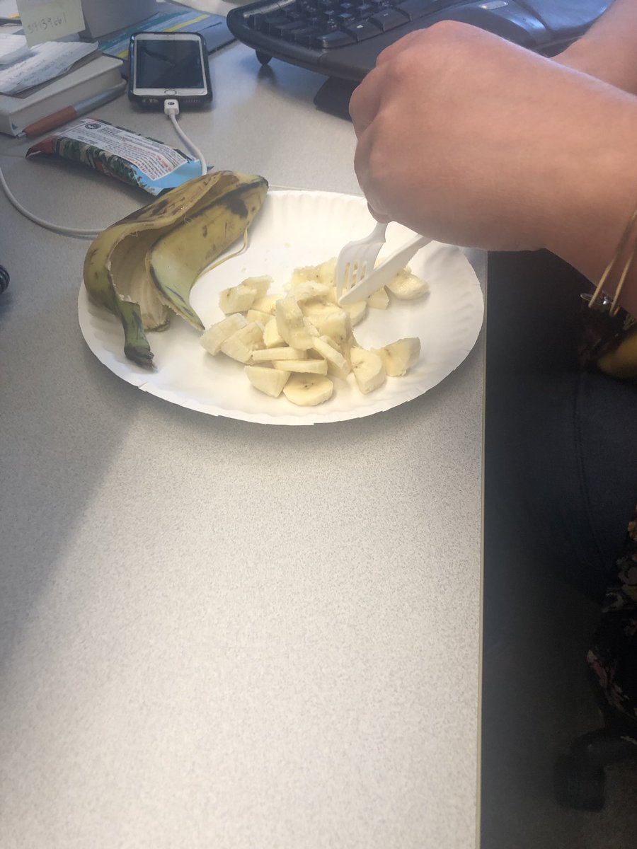 DailySeiny's tweet image. How do you eat it? With your hands?! #Seinfeld #DailySeiny #Snickers