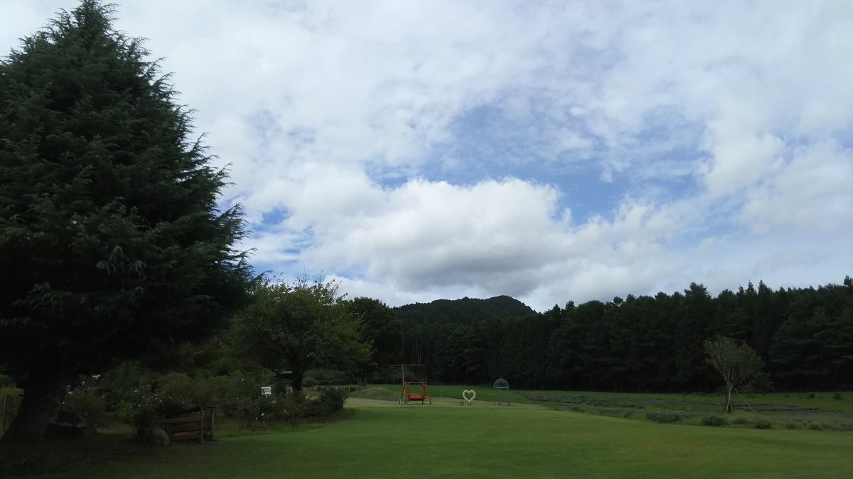viewgarden2000's tweet photo. ☁️くも～っ😱
🌀たいふう～😱

でもきょうは20:00までオープン☺️
一縷の望みをかけて……

今晩天気になあれ！👟👟👟ポイッ
#秋の夜長
#ViewGarden
#shiwacho #Iwate
#autumnsky https://t.co/36XyVnA3Hr