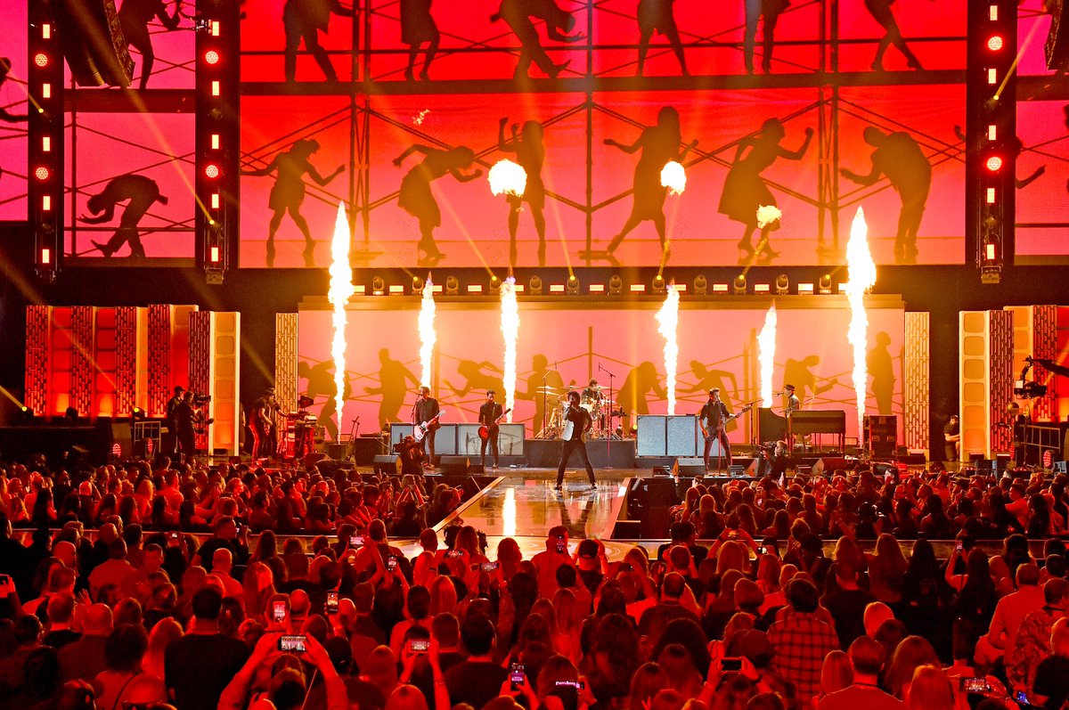 iHeartRadio tweet media