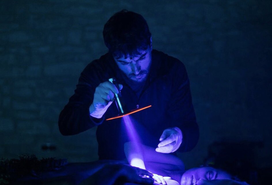 _bookplus's tweet image. youtu.be/rdsNkGUktJw

&amp;lt;Twin Murders&amp;gt; 스페인 10월 25일 개봉, 다니엘 칼파르소로 연출. 성당 지하실에서 소년과 소녀의 시체가 나체로 발견된다. 범죄 프로파일 전문가는 20년 동안 도시를 공포에 떨게 했던 종교적 살인 의식자를 추적하는데. 에바 가르시아 사엔스 원작.