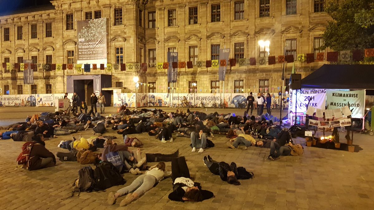 XR_Erlangen's tweet photo. Eindrücke vom Rave for Rebellion. Nachdem wir zuvor fleißig #FFFSep20 #GlobalClimateStrike unterstützt haben, hieß es: tanzen, austauschen & die Ereignisse des Tages einordnen. Das Ganze zu super Klängen, tollen Redebeiträgen & rebellischer Stimmung. Next up: #BerlinBlockieren https://t.co/llxT0D3UXD