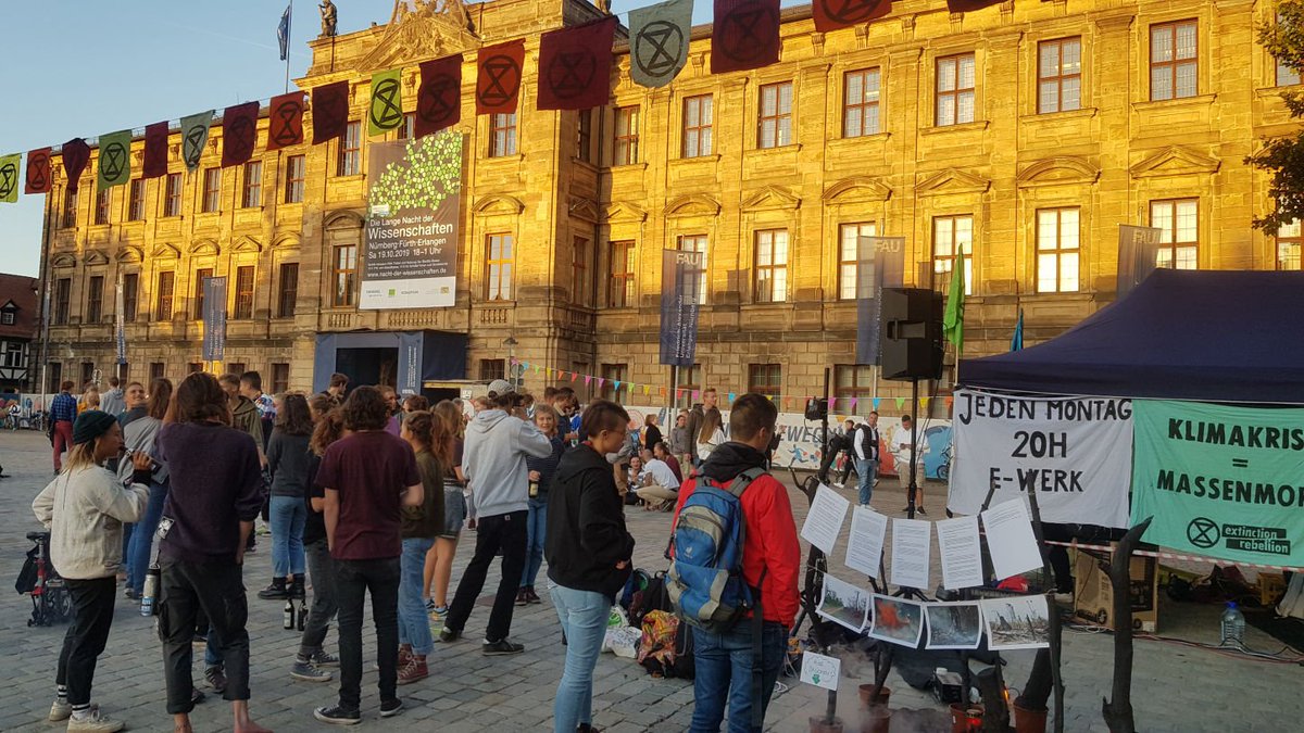 XR_Erlangen's tweet photo. Eindrücke vom Rave for Rebellion. Nachdem wir zuvor fleißig #FFFSep20 #GlobalClimateStrike unterstützt haben, hieß es: tanzen, austauschen & die Ereignisse des Tages einordnen. Das Ganze zu super Klängen, tollen Redebeiträgen & rebellischer Stimmung. Next up: #BerlinBlockieren https://t.co/llxT0D3UXD