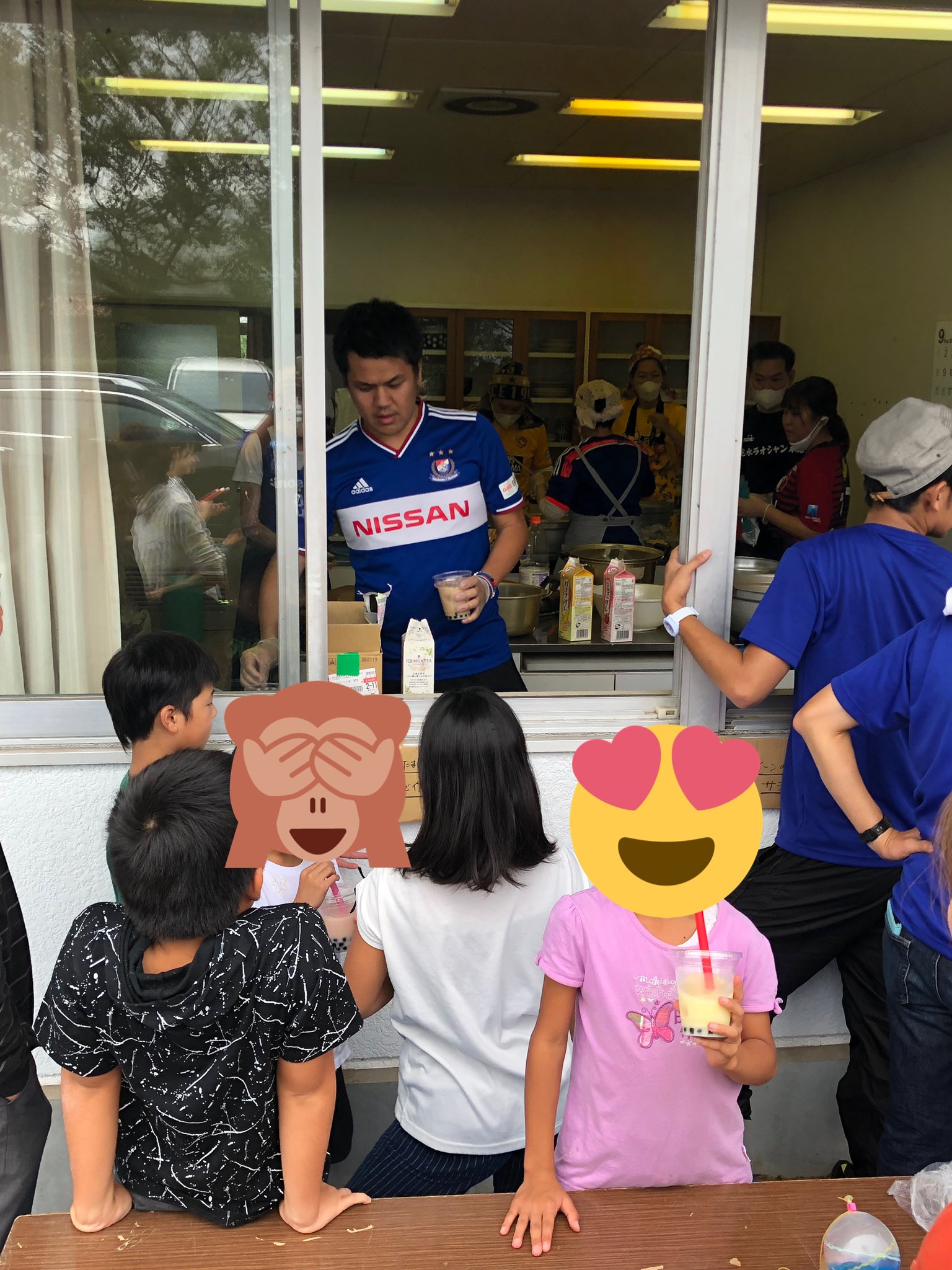 Nabetaku Exmty マリノスのコールリーダーひろあき Hiro Aki Tter2 くんもマリノスのサポーターから寄付いただいた救援物資と崎陽軒のシウマイの差入れ持ってきてくれた まげ千葉 T Co B9yjjsdk2m Twitter