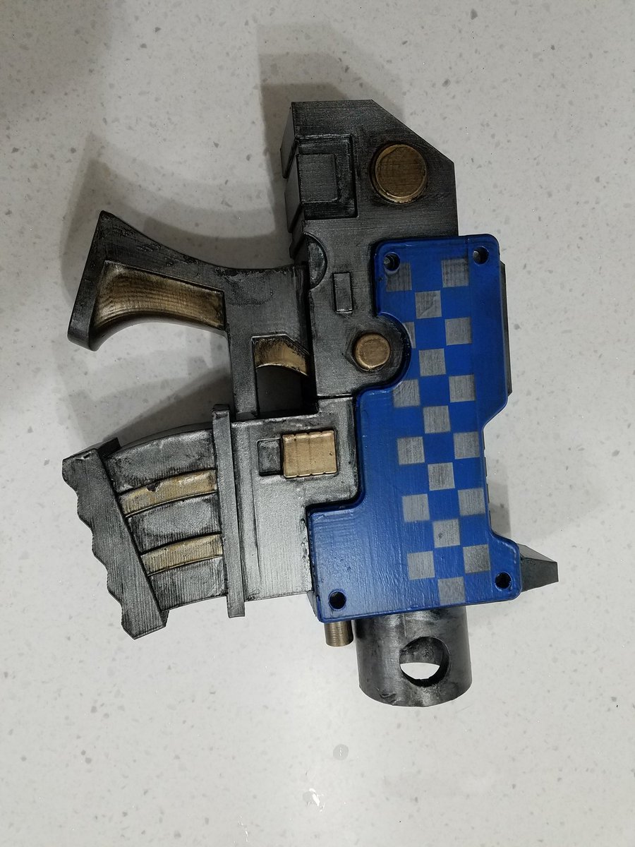 TheLonelyHavoc's tweet photo. Bolt pistol finished! Some muck ups here and there or as I like to call it "battle damage" good times! A worthy raffle prize for #BattleForBooks tomorrow!! #warmongers #Warhammer40k https://t.co/6RWuYjeQEM