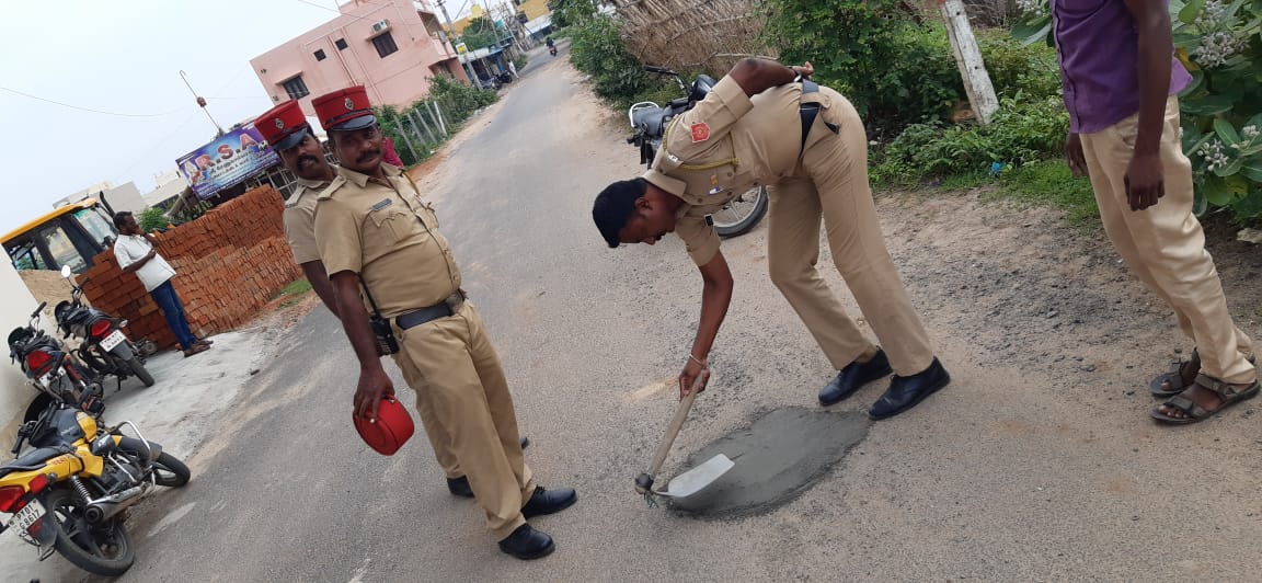 SspTraffic's tweet photo. Policemen filling potholes to prevent road mishaps this rainy season. Puducherry police committed to making city a safer place for everyone #puducherrypolice #safepuducherry #pondicherry #puducherry #safecity #frenchcity #frenchindia  @MyPondicherry https://t.co/bDWu57UYyY