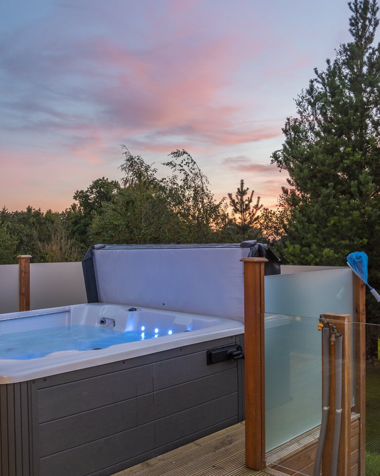gracust's tweet photo. The stunning Spa Lodges at @Sandybrook_ in The Peak District @peakdistrict @PeakDistrictNT @PeakDistrictUK @derbyshire_live #sandybrook #landal #peakdistrict #derbyshire #travelblogger #photography 
https://t.co/wP6EJhLxFY https://t.co/mMdajh4fYI