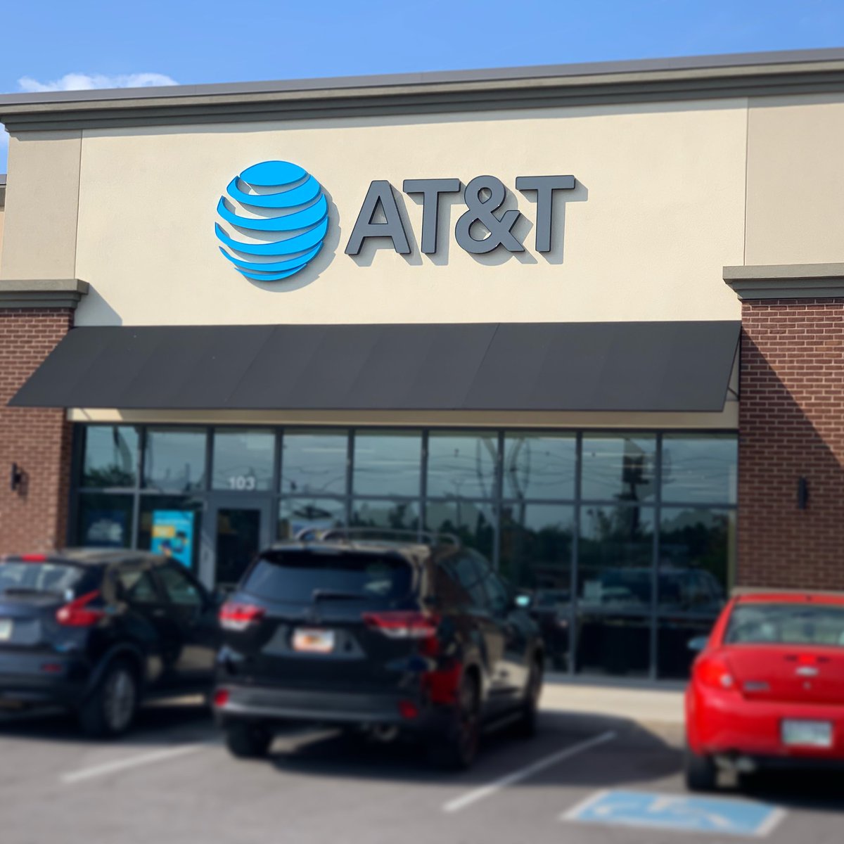 CurtisJolly's tweet photo. Wrapped up my 13th iPhone Launch Day at the wonderful @PrimeComms store in Crossville, TN. This team was working hard to serve our customers, and they were doing it with huge smiles!! #lifeatatt #eastregion #ignitear #FiAR https://t.co/mALMM551AF