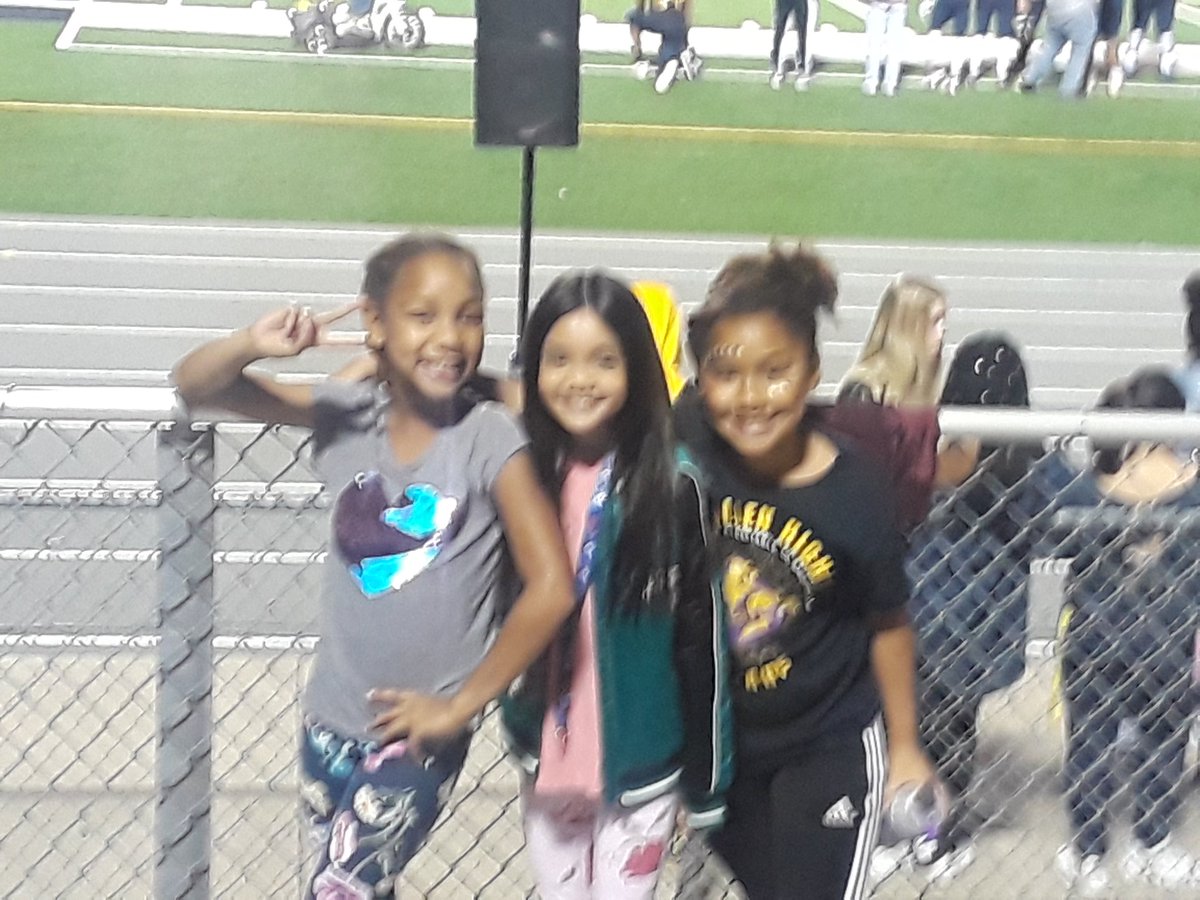 HAHCheetahClub's tweet photo. Hight Cheetahs supporting their fellow cats...Inderkum Tigers. Who let the Cheetah on the Tiger field? #gocheetahs #gotigers #pathofthecat https://t.co/nxSe869ggv