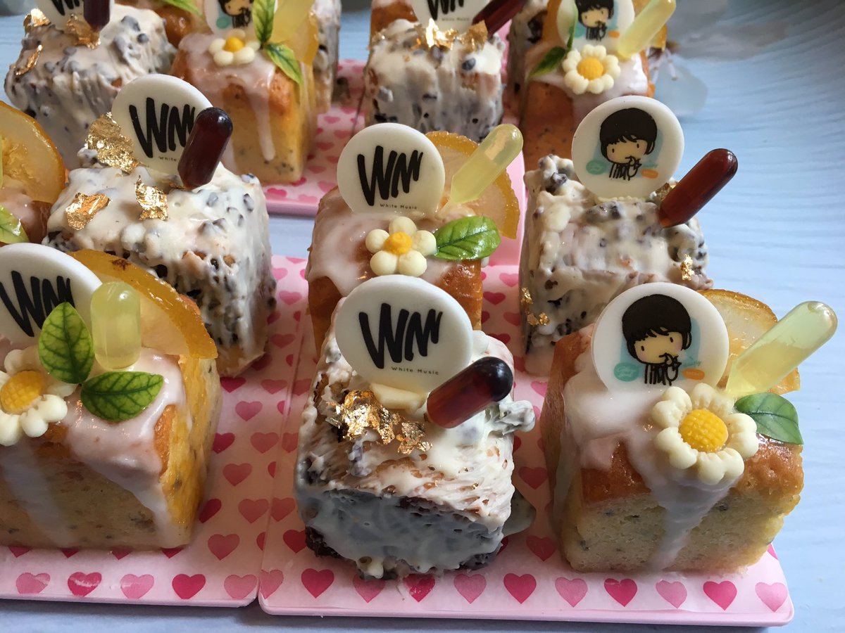 alwayspeck's tweet photo. วันนี้ทำเค้ก Tiramisu Cake กับ Lemon with Chia seed แล้วก็ Madeleine หลายรสไปฝากนะ ส่วนทีมงานมี Bombalone Sugar Cinnamon กับ ครีมวนิลาเลม่อน 

อยากใช้ดอกไม้สดแต่งมากแต่ผลิตแพ้เกสร เอาดอกชอคโกแลตไปแทนแล้วกันนะ 😁

สั่งทำโลโก้มาแต่งขนมด้วย 😙 น่ารักเลย

#เป๊กผลิตโชค
#Whitehaus3 https://t.co/euq8yxwVXf