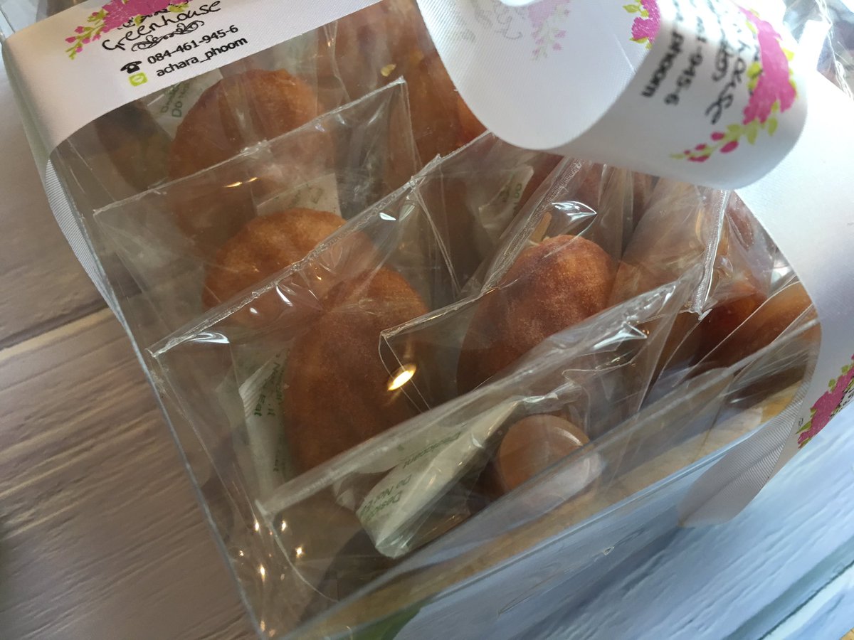 alwayspeck's tweet photo. วันนี้ทำเค้ก Tiramisu Cake กับ Lemon with Chia seed แล้วก็ Madeleine หลายรสไปฝากนะ ส่วนทีมงานมี Bombalone Sugar Cinnamon กับ ครีมวนิลาเลม่อน 

อยากใช้ดอกไม้สดแต่งมากแต่ผลิตแพ้เกสร เอาดอกชอคโกแลตไปแทนแล้วกันนะ 😁

สั่งทำโลโก้มาแต่งขนมด้วย 😙 น่ารักเลย

#เป๊กผลิตโชค
#Whitehaus3 https://t.co/euq8yxwVXf