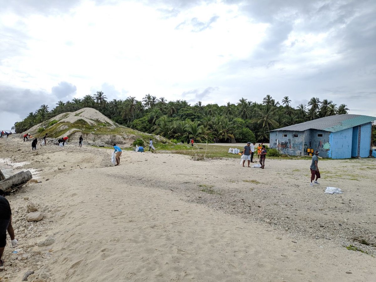 preciousC01's tweet photo. On going coastal clean up event on kanditheemu.                    @visitkanditheem @parleymv @parleyforoceans  @SaveMaldivesMV @SavetheBeachVM https://t.co/RPV1ZE1iVW