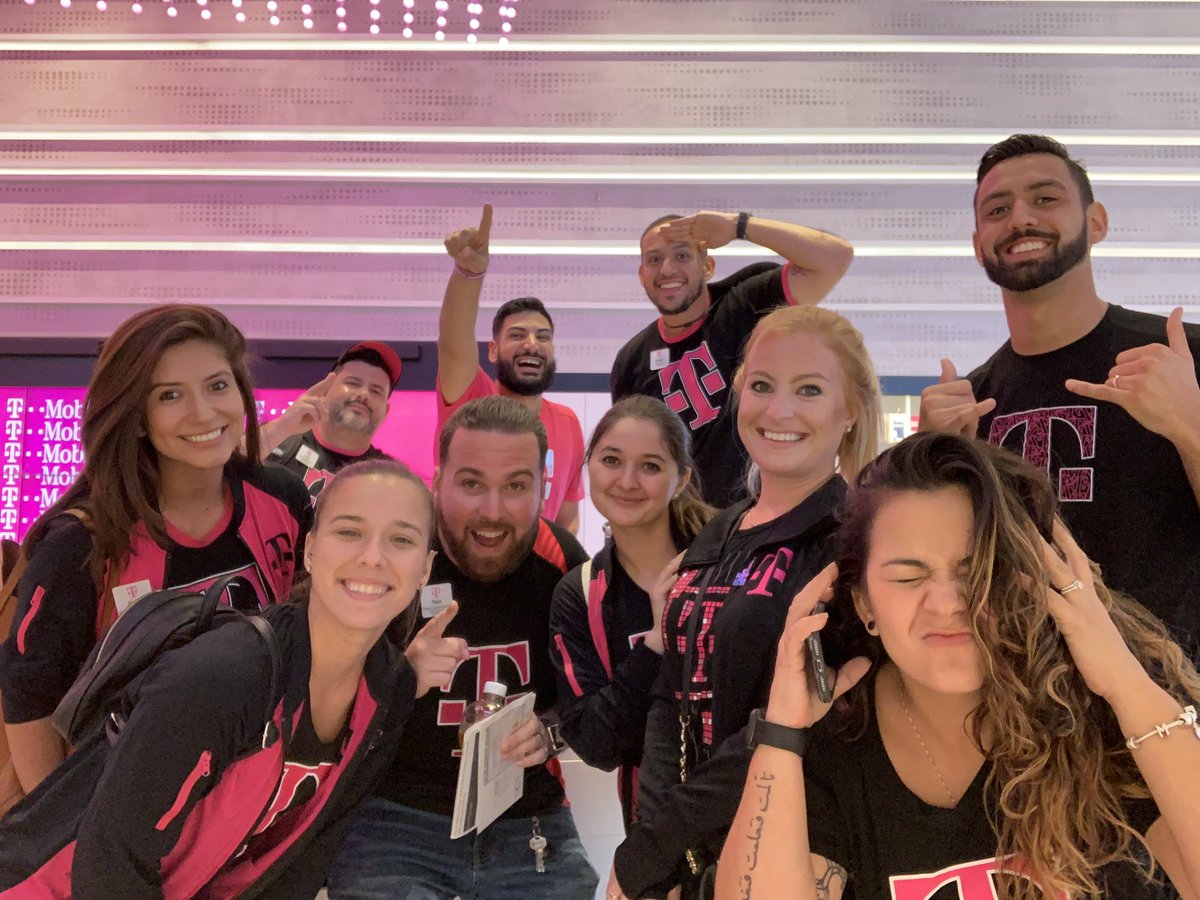 AgustinSPG's tweet photo. After helping so many people get their dream phone and watches- these are the people that make it happen day in and out. Can you gage their energy at 1AM 😳😴🤪🙌🏽 #SBAllDay #AppleMagicians #Smiles #AppleStorm #BeGreat https://t.co/YakO4Rb5fv