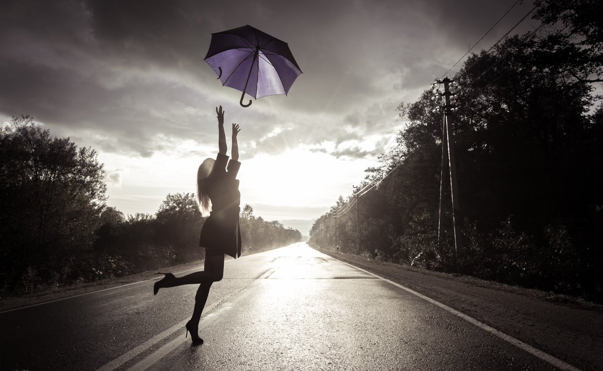 девочка с зонтиком. девушка с ребёнком в поле с зонтиком. зонт и дорога. дерево зонтик. красный зонт.