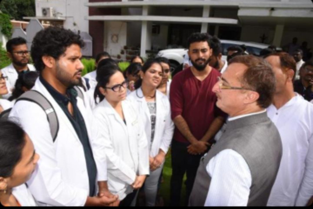 ArunKumarVyas9's tweet photo. कानूनी विद्वत्ता के पर्याय_असहायों के सहायक माननीय श्री @VTankha  जी को जन्मोत्सव पर आत्मीय बधाईयां... आपके स्नेहमय सानिध्य एवं आशीष के बगैर #SSMCH प्रताड़ित बच्चों की कामयाबी संभव नहीं_ प्लीज यही स्नेह कृपा बनाए रखिए @varuntankha @VasundharaTankh  @INCMP https://t.co/F0NoRDv3ft