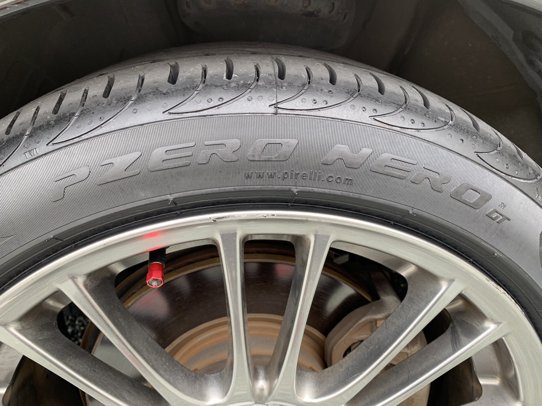 りょーが タイヤ交換しました 国産ではなくイタリアの会社 Pirelli P0 Nero Gtに トレッドパターンかっこいいです 少し走った感じだと静かです T Co 7r9b7wmahr Twitter