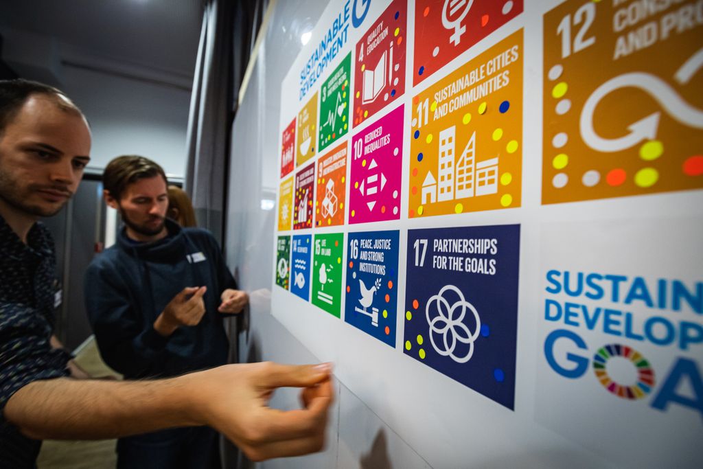 GlobalGoalsBER's tweet photo. Yesterday we kicked off our 2nd #GGJBerlin with a workshop to get everyone comfortable with the #SDGs as a system. Looking forward to jam with this group! #GlobalGoalsJam #Design2030 #Act4SDGs https://t.co/wq8RSXIeas