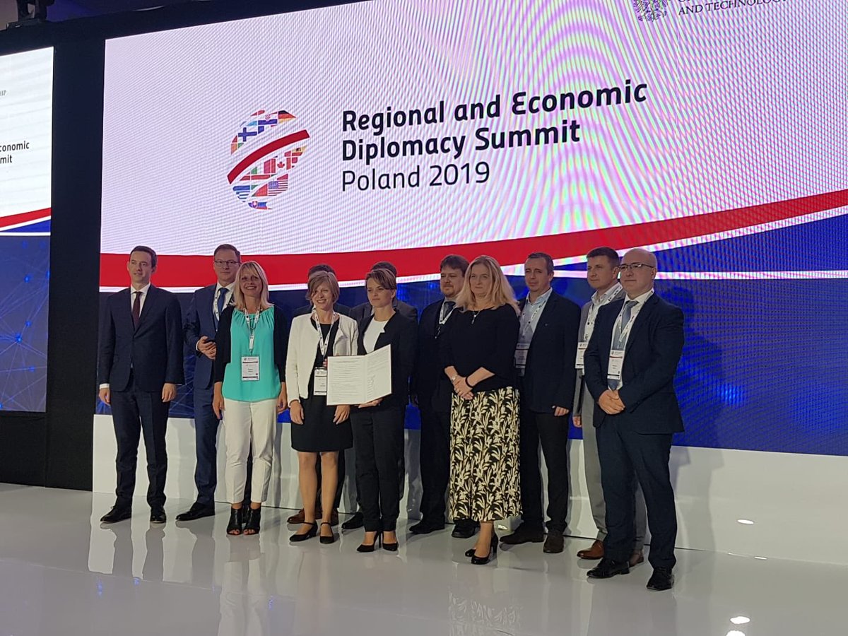 Hoy hemos firmado en Varsovia el acta de creación de la Alianza Europea de Clusters, un momento posiblemente histórico para el ecosistema de innovación en colaboración. ¡Felicidades a todos!