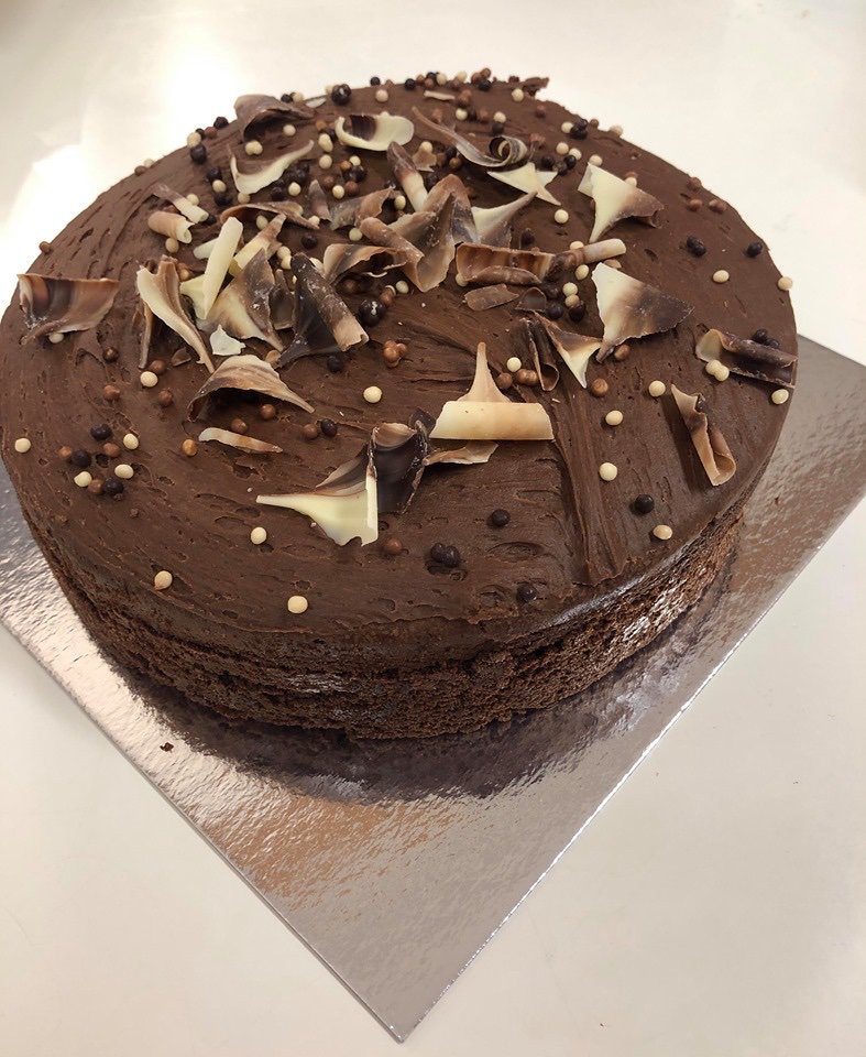 MilestoneOnline's tweet photo. Monday motivation is fuelled by all the sweet treats at the barn today. 🧁 #teammilestone #thebarn #marketingagency #designagency #agencylife #agencygoals #milestonecreative #sweettreats #cake #baking #cakesofinstagram #fuelledbytreats #sugaroverload #mondaymotivation https://t.co/qiN5UYieLa