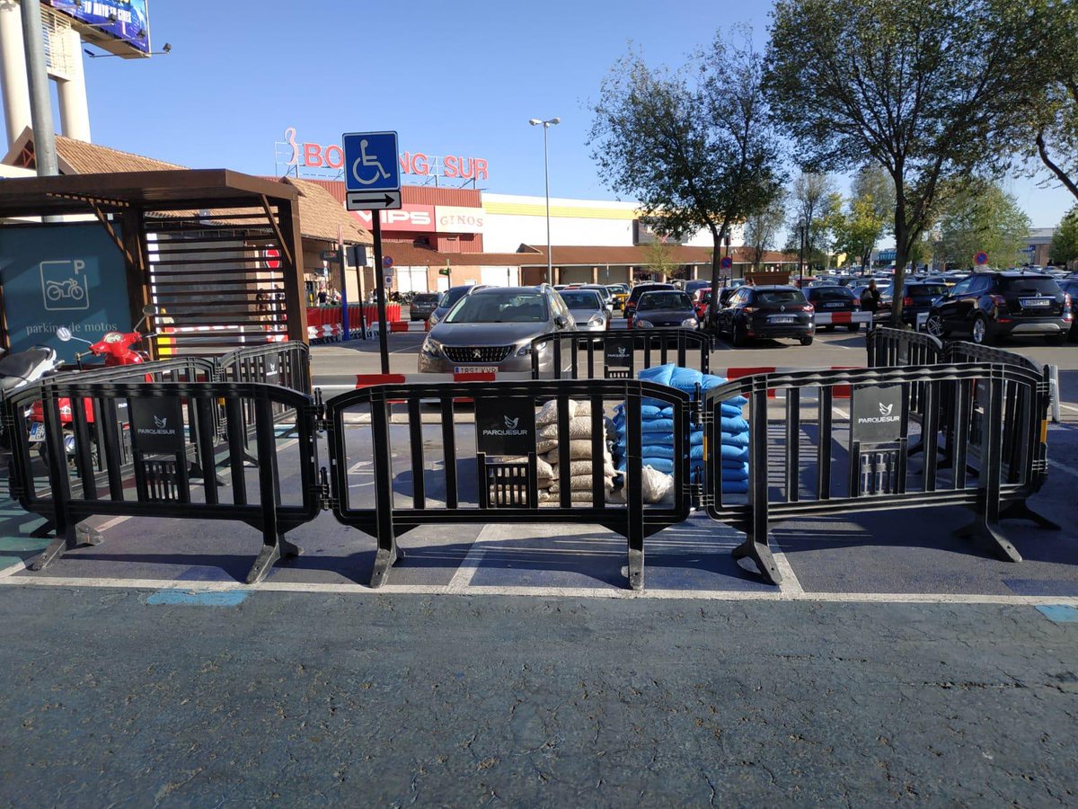 Una amiga me envía :
El otro día mis padre y mi hermana vieron esto en Parque Sur en Leganés. Mi padre es minusválido y no pudo aparcar allí, quien aparca en estas plazas lo hace por necesidad y no por gusto. Parece que se les trata como ciudadanos de tercera y ya estoy harta!