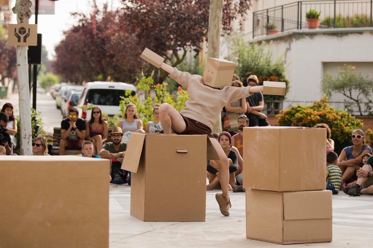 Festival_TNT's tweet photo. HANDLE WITH CARE 🔴 Amb un llenguatge visual suggerent i poètic, i a través de l’humor, ens mostra la fragilitat de l’ésser humà i la necessitat de cuidar-nos entre nosaltres.

De Diana Gadish. ÚNIC PASSi a les 18h 👉🏼 https://t.co/hdQI3gsCY8 https://t.co/9RvHHIcYiT