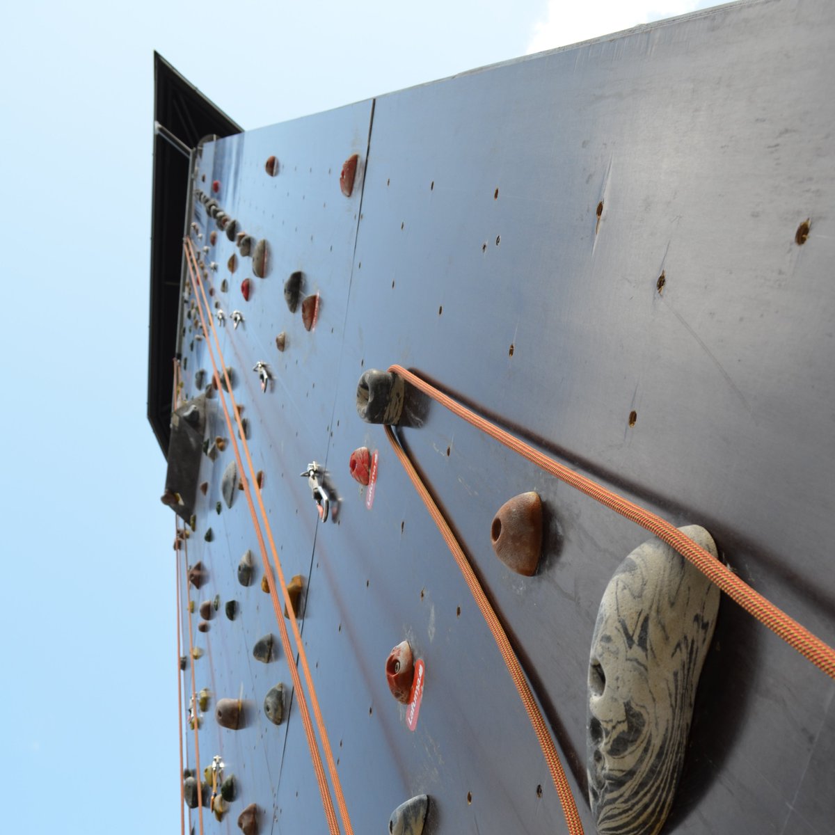 Palēnām pārejot rudens/ziemas sezonā, no 9. septembra Gandra kāpšanas tronis kāpējiem būs pieejams TIKAI AR IEPRIEKŠĒJU REZERVĀCIJU.
Tāpēc, pirms dodies kāpt, sazinies ar torņa instruktoru un rezervē laiku!
Kontaktus un citu info meklē šeit: gandrs.lv/atputa/info/ka…