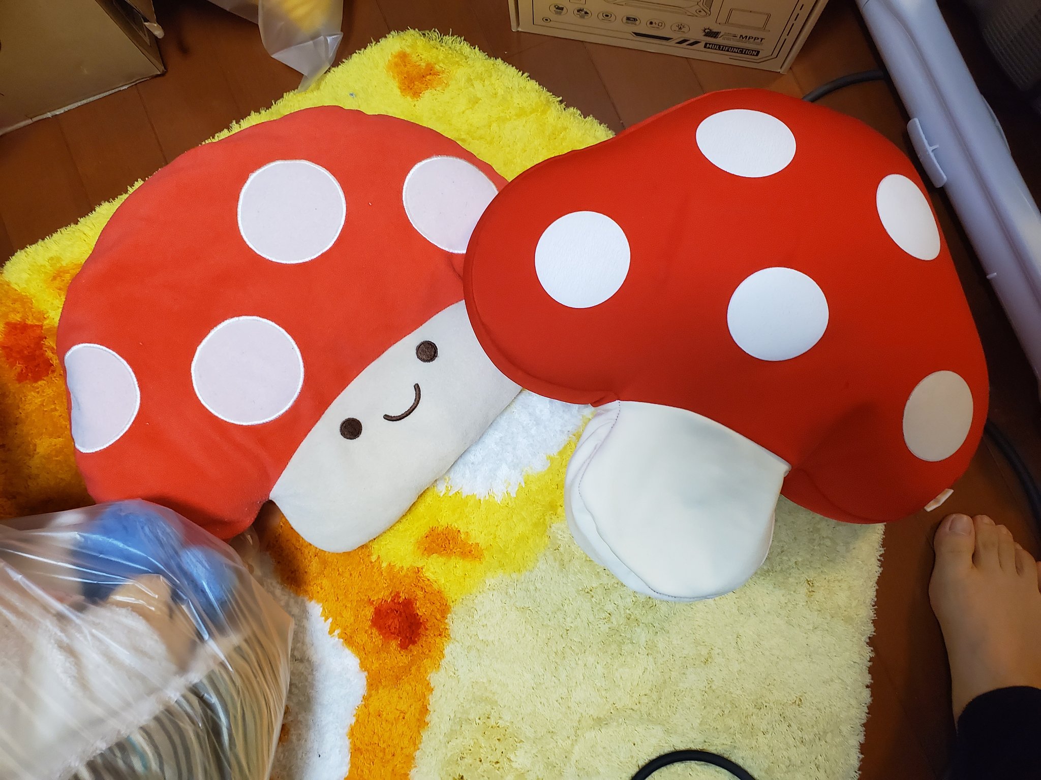 フタコ 3y1m 昔はマリオのキノコのぬいぐるみとかもなかったから代替え的に持ってたキノコのぬいぐるみとかも これ右のビーズクッションとか気持ちいいしできもいいから誰かほしい人おらんかなぁ T Co Drr7m8oxby Twitter