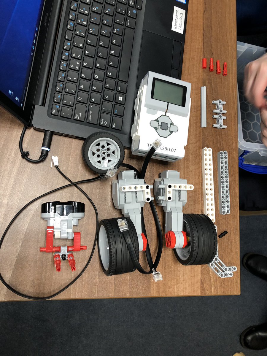 SafiaBarikzai's tweet photo. Inspired by the reliant robin, our #GraduateInterns are building the equivalent using LEGO #EV3s - be interesting to see how they will work! https://t.co/7ozbFKDeJH