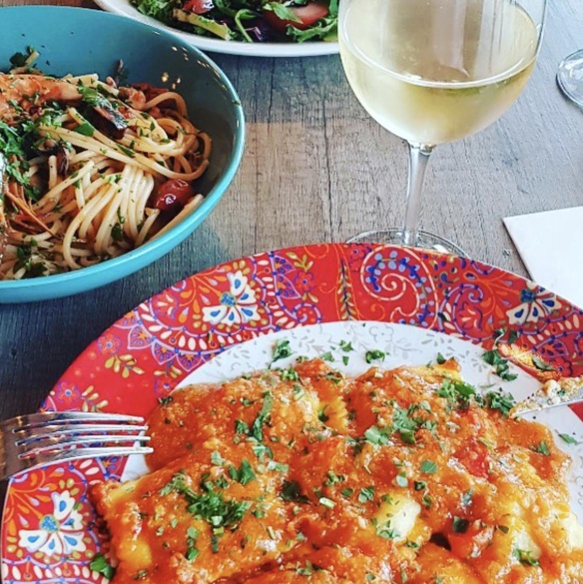LOOOOOK lobster & crab meat stuffed ravioli accompanied by our #organic wine fro, Ciro 🍷😋 see you all later 🤗Seafood dishes are my absolute fave! 🤩 @MetroUK_Life @Londonist @ESGoLondon @StylistMagazine @visitlondon #italianlife #OrganicSeptember