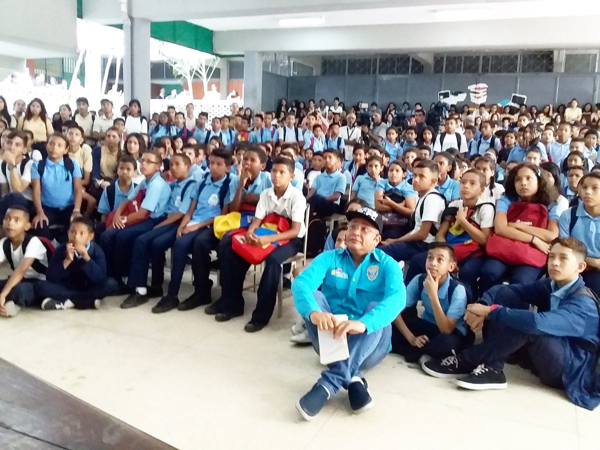 Un Policía es un hombre q tiene q mirar con humildad y mucho respeto a los seres humanos. Tiene que ser honesto. Su lema es Servir y Orientar!
#Cicpc