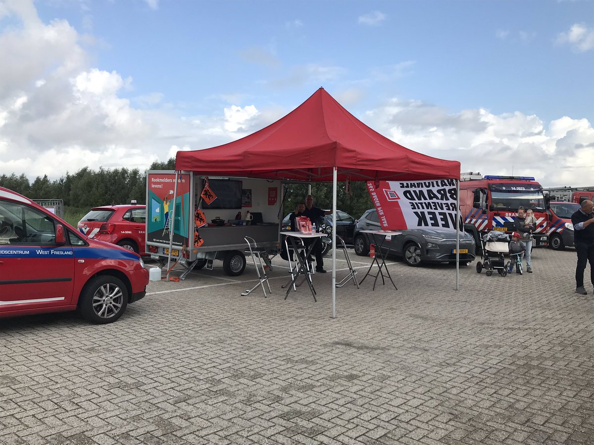 Afgelopen zaterdag op het #oldtimerfestival #Huizen gestaan. Veel mensen voor kunnen lichten op #brandveiligleven. Daar was de nieuwe BVL aanhanger <a href="/BrwGooiVecht/">Brandweer GooiVecht</a> tevens te bewonderen.
