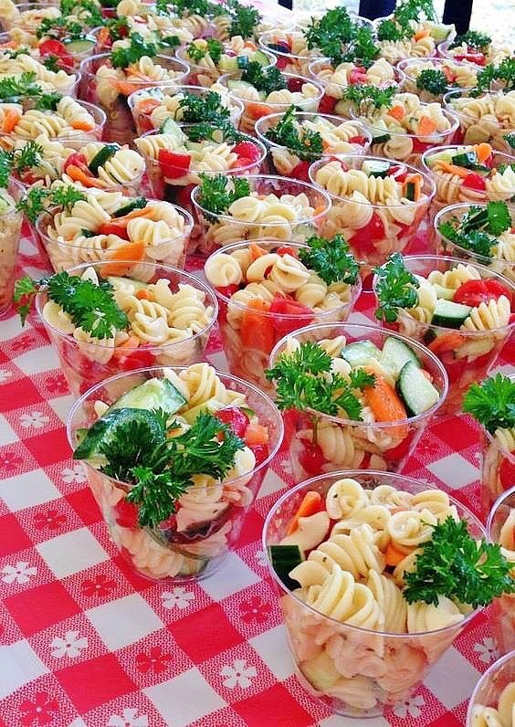 SelenxB's tweet photo. #JoysBDandBS

—Los meseros van arreglando las mesas de comida dejando en ellas las porciones servidas para que los invitados pudieran tomar un refrigerio y beber agua fresca.— https://t.co/wuJtHLWKAg